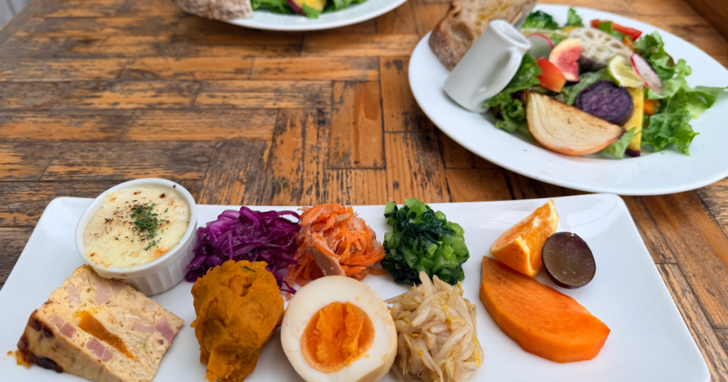 太宰府天満宮すぐ近くの coba cafe にて、彩り豊かなサラダプレート。